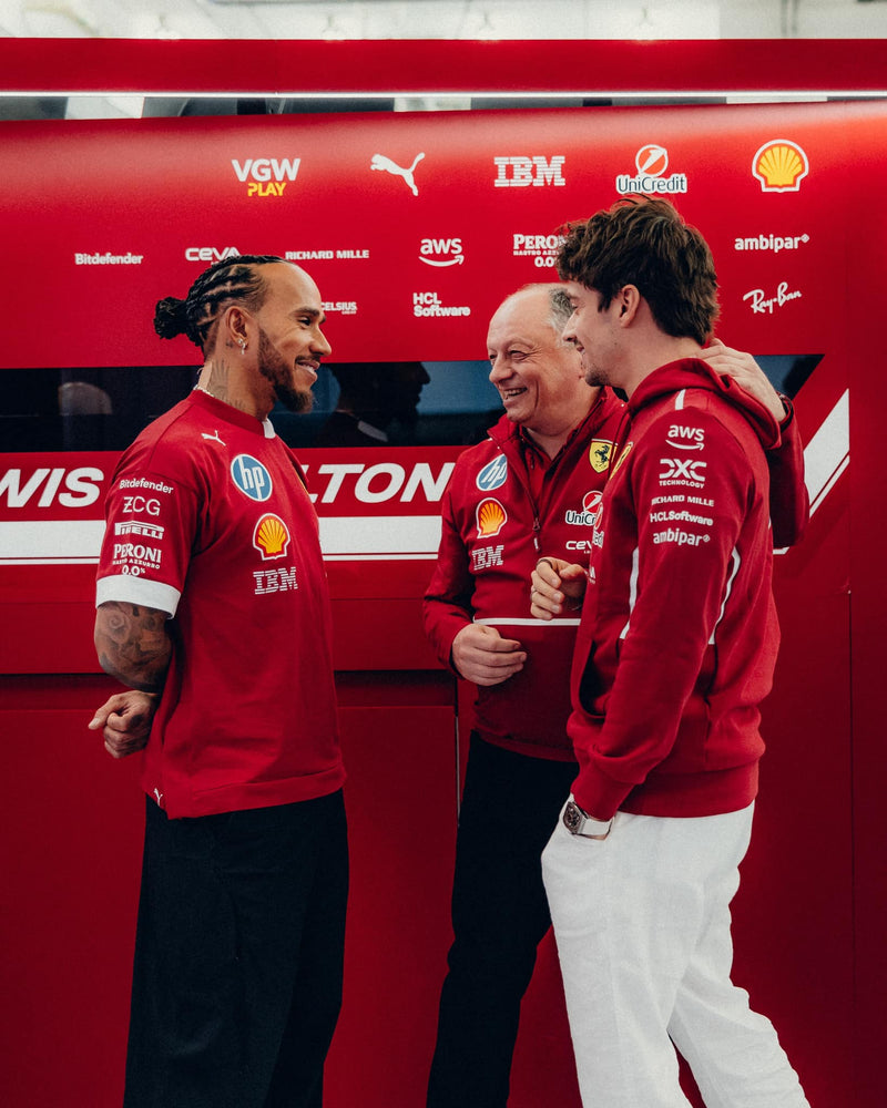 Camiseta Oversized do Piloto Scuderia Ferrari F1 PUMA 2025 – Cereja Escuro