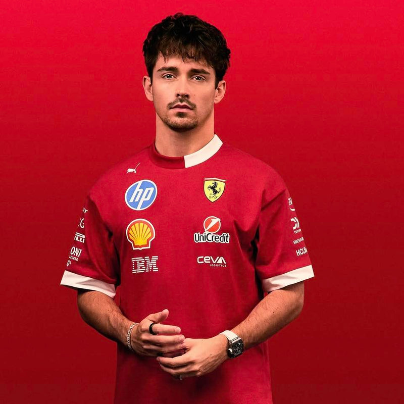 Camiseta Oversized do Piloto Scuderia Ferrari F1 PUMA 2025 – Cereja Escuro